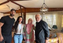 أية سماحة تزور الفنانة الكبيرة مشيرة إسماعيل في منزلها بحضور النقيب الدكتور أشرف زكي و الفنان كريم فهمي